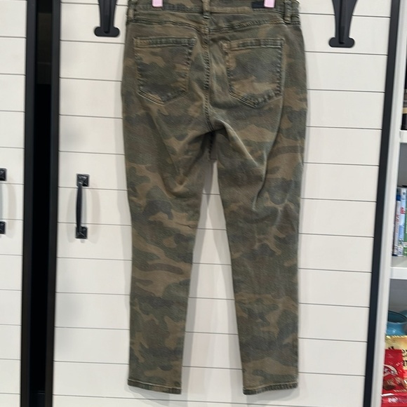 Blank NYE camo skinny cropped jeans. Size 29. Waist flat 15”. Inseam 25”. Rise 9 - Picture 2 of 3